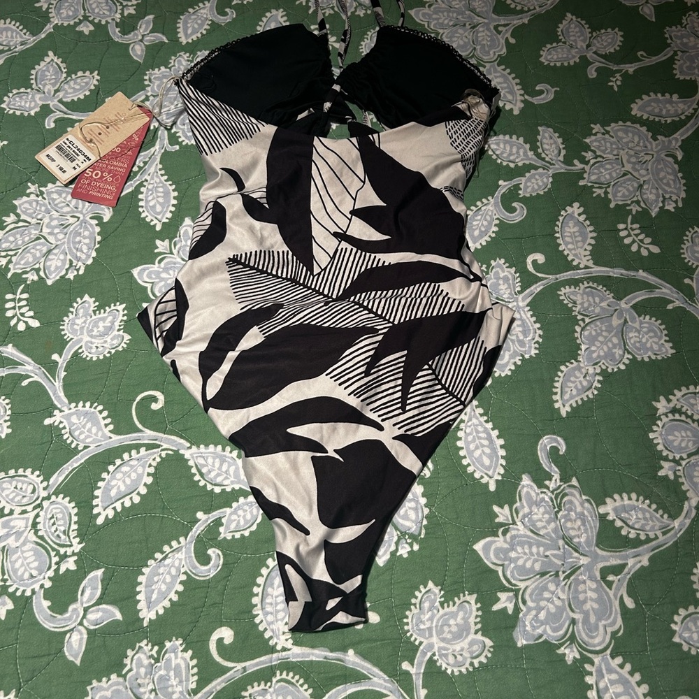 Cosita Linda Black and White Cut Out One Piece Swimsuit NWT - Picture 5 of 6
